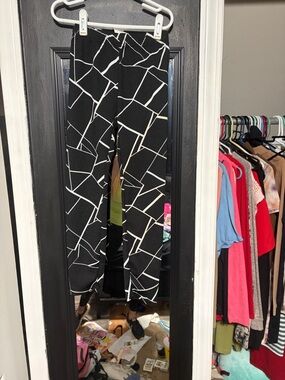 SHEIN Black Leggings with White Geometric Print